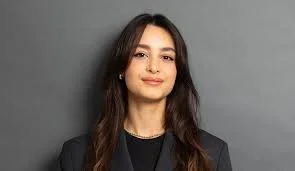Portrait de Lina, créatrice de contenu accompagnée par un coach fitness premium